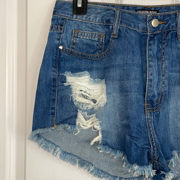 NWT Fashion Nova Size 27 Distressed Denim Shorts - Picture 2 of 6